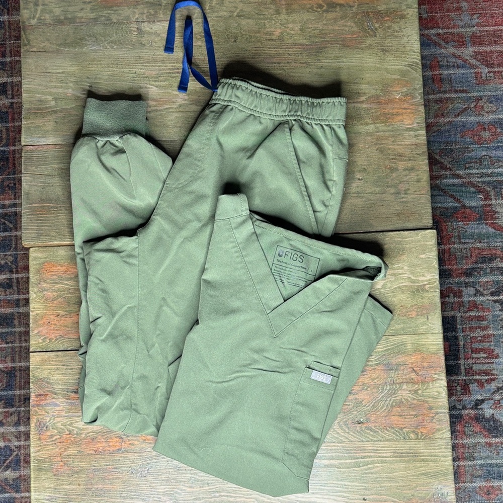 FIGS Men's Olive Scrubs